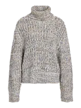 Sweater de punto grueso con cuello alto, mangas largas con hombros caídos y puños acanalados. Presenta un diseño jaspeado en tonos blanco, azul marino y amarillo.