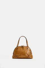 Bolso mini bandolera de cuero sintético en color tostado, con doble asa corta de mano, herrajes metálicos dorados y cierre superior con cremallera.