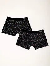 Pack de dos boxers de largo medio, uno negro con estampado de figuras geométricas de colores y otro negro con estampado de puntos de colores. Ambos con elástico visible en la cintura con la marca "PRILI".