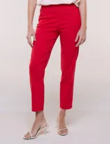 Pantalón de gabardina elastizada color beige, de tiro medio y calce slim. Cuenta con diseño pull-on sin cierres ni botones, cintura ancha, bolsillos delanteros simulados y bolsillos traseros ojal.