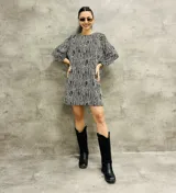 Minivestido de mangas largas con estampado de cebra en blanco y negro.
