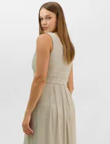 Vestido largo de gasa con hilo metalizado lurex, color beige, con escote en V cruzado y drapeado, cintura alta con aplicaciones de strass y falda larga plisada con movimiento.