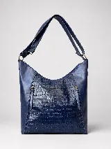Bolso tipo hobo de cuero azul marino con panel frontal texturizado efecto cocodrilo, bolsillos laterales con cierre y correa ajustable para el hombro.