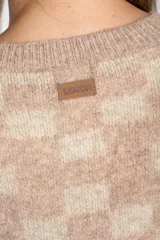 Sweater de punto con diseño de cuadros en tonos marrón y beige, de corte recto, cuello redondo y manga larga.