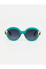 Lentes de sol Tiwi modelo Kora, con armazón redondo de acetato en color verde traslúcido y detalles triangulares en color amarillo en los extremos. Lentes oscuros con protección UV.