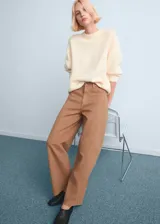 Jeans de corte ancho color tostado, de tiro medio y diseño de pernera recta.