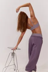 Top deportivo de sujeción media confeccionado en tejido funcional con tecnología SoftMove y DryMove. Presenta escote redondo, breteles anchos y copas forradas con relleno extraíble. Cuenta con elástico revestido en el bajo para un ajuste seguro.