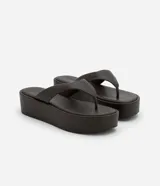 Ojotas flatform Satinato color crudo, con suela de plataforma plana y tiras anchas acolchadas.