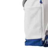 Mochila de lona blanca con base azul, cierre con cordón ajustable, bolsillo frontal con cierre y logo de New Balance en azul y rojo.