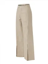 Pantalón de lino orgánico color beige, de tiro medio y corte recto con aberturas en la parte inferior del frente. Cuenta con cierre de botón en la cintura y bolsillos laterales.