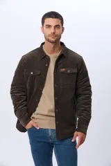 Campera de pana color marrón oscuro con forro de corderito, cuello camisero, bolsillos frontales con solapa y botones metálicos.