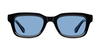 Lentes de sol con montura cuadrada de color negro y cristales polarizados en tono azul. Presentan un diseño angular y estructurado con protección UV400.