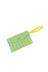 Necessaire Daniel Cassin modelo Montecarlo de diseño rectangular con solapa y cierre de botón metálico a presión. Presenta un estampado de rayas verticales celestes y amarillas, y cuenta con una tira de mano lateral en color amarillo.