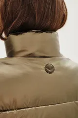 Campera puffer de cuello alto con cierre frontal, acabado metalizado y bolsillos laterales con cierre.