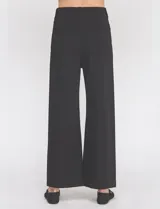 Pantalón wide leg negro de tiro alto, con pretina con pasadores, botón y cierre. Incluye bolsillos en la parte delantera y trasera.