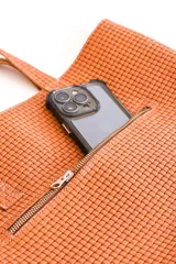 Bolso tipo tote de cuero color marrón con diseño tejido.