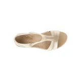 Sandalia de estilo casual con diseño en T, confeccionada en material metalizado color champagne con detalles en tono crema. Cuenta con una suela baja y flexible de color marrón, ideal para un uso diario y cómodo.