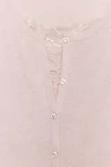 Chaqueta de punto color beige con escote en pico y manga larga, que incluye un top interior integrado con detalle de encaje a tono. Cierre frontal mediante botones.