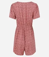 Enterito corto color rosa con estampado floral, escote en pico, botones y mangas cortas holgadas.