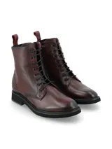 Borcego acordonado de cuero color bordó con detalles metálicos, cordones negros para ajuste personalizado, suela de EVA negra y logo institucional grabado.