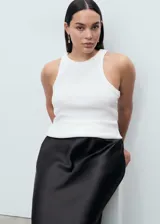 Falda midi evasé de tejido satinado color negro, con tiro medio y cintura elástica sin cierre.