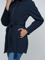 Campera softshell de color azul marino, con capucha, cierre frontal y cinturón anudable a la cintura. Presenta bolsillos laterales y un diseño funcional resistente al viento y al agua.