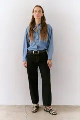 Jean de mujer color azul oscuro, de corte recto, con tiro medio y costuras en contraste color amarillo.