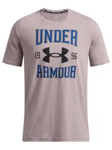 Remera gris de hombre Under Armour con logo vintage en azul y negro.