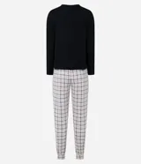 Pijama largo Lov de dos piezas, compuesto por una remera de manga larga y cuello redondo en color negro con estampa localizada en el pecho, y un pantalón con cintura elástica y botamangas ajustadas con estampado a cuadros.