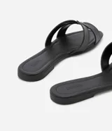 Sandalias planas color verde militar, con puntera cuadrada y dos tiras horizontales en la parte delantera.