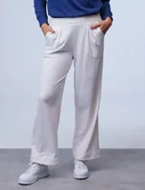 Pantalón jogger color beige con estampado de lunares multicolores, de algodón soft con pretina ancha elastizada, bolsillos inclinados y pierna ancha.