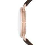 Reloj analógico Emporio Armani con caja de acero en tono oro rosa, esfera blanca con índices minimalistas y ventana de fecha, y correa de cuero marrón.