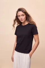 Remera básica color negro con calce regular, escote redondo y mangas cortas.