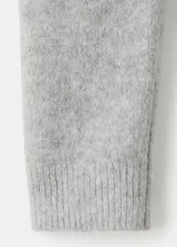 Jersey de punto de cuello redondo y manga larga, con diseño recto y tejido de punto medio.