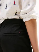 Pantalón corto chino de corte Mom, color negro, con bolsillos laterales y traseros. Presenta bajos con vuelta y logo de Tommy Hilfiger bordado en la parte trasera.