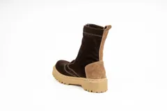 Bota tipo borcego de caña media, confeccionada en una combinación de cuero gamuzado negro y detalles en cuero color suela en la parte trasera y lengüeta. Presenta suela track de goma negra y costuras a la vista.