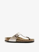 Sandalias Birkenstock modelo Gizeh, color blanco perlado, con tira delantera ajustable con hebilla y plantilla anatómica de corcho y látex. Fabricadas con Birko-Flor, material sintético patentado por Birkenstock similar al cuero.