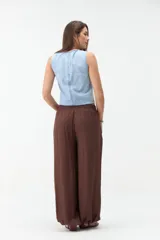 Pantalón babucha color marrón, de corte amplio y fluido, con cintura elástica y botamangas ajustadas.