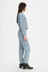 Pantalón de jean estilo mom, de tiro alto, con estampado floral en tonos azules y rosados sobre base celeste.