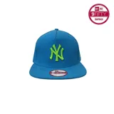 Gorro New Era 9FIFTY Under Scape turquesa con logo de los New York Yankees bordado en verde flúor.