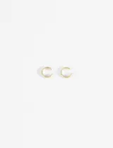 Set de dos earcuffs de cobre con acabado dorado, diseño minimalista en forma de aro abierto.