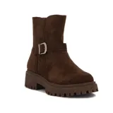 Botas cortas color beige, con hebilla decorativa y suela track.