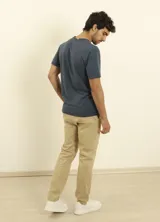 Pantalón de vestir color gris oscuro, de corte recto y tiro medio.