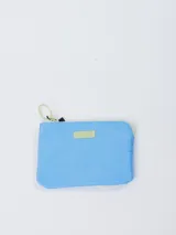 Monedero rectangular de tela color celeste con cierre superior y tirador verde claro.