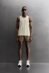 Musculosa deportiva Zara Athleticz de tejido ligero y elástico con cuello redondo y aberturas laterales en el bajo.