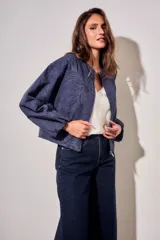 Campera bomber de algodón color azul, con diseño de bordado floral en tono sobre tono, cierre frontal y mangas largas con puños elásticos.