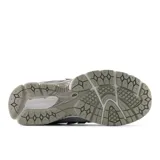 Championes New Balance modelo 1906R, de estilo running retro, color negro y gris con detalles plateados.