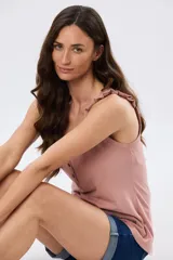 Musculosa azul marino con escote redondo y tirantes decorados con volados fruncidos.