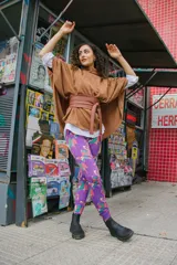 Poncho marrón de punto con cuello alto y cinturón marrón de cuero sintético.