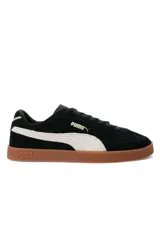 Championes Puma modelo Club Era II Suede, confeccionados en gamuza color negro con la clásica franja lateral en tono blanco y suela de goma marrón.
